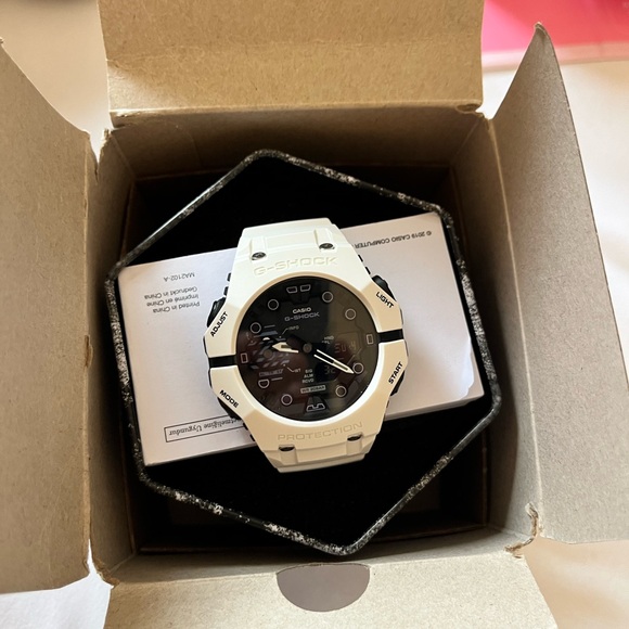 G-Shock White Smartwatch NWT - Picture 2 of 5
